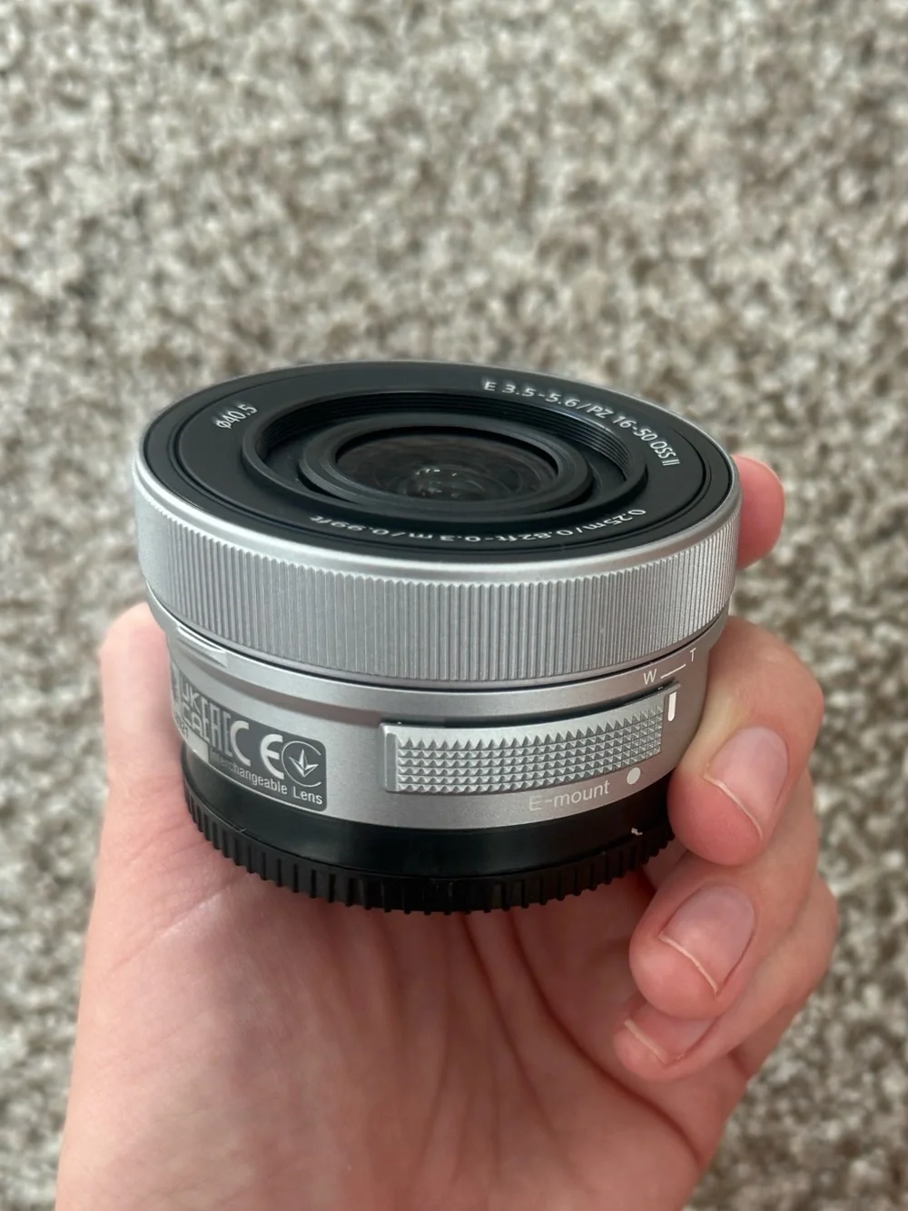 Sony lense .25m / .82ft-0.3m / 0.99ft